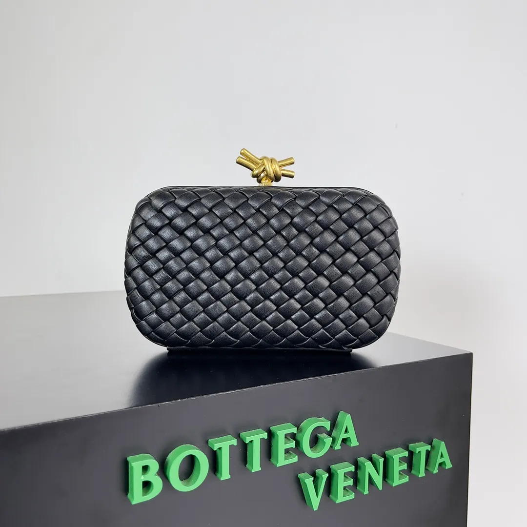 Batch 1860 BV Knot | The classic return of the evening bag. Original leather ➕ Stainless steel hardware ➕ 24k real gold plating ➕ Fully handmade. Those who know the history of our brand should have heard that the knot is a story of Bottega Veneta, and it is also one of the more important design elements. Matthieu Blazy's work this season sublimates Knot's classics, with a new knot design and a woven shoulder strap, plus Fouland Intreccio's weaving technology, adding some fashion to the retro and nostalgic feel of the past. Style number: 717622 Size: 20.5*6*12.5